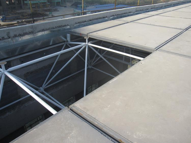 Supporting large-span concrete floor slabs
