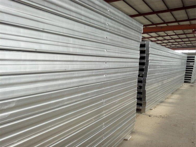 Precast load-bearing steel frame; Concrete floor slab